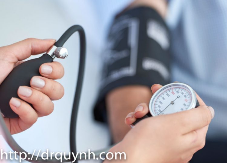 Điều dưỡng đo huyết áp
