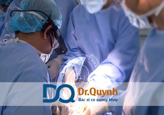 Tư vấn chi phí thay khớp háng cho người mắc bệnh lý xương khớp Chi phí thay khớp háng là vấn đề quan tâm hàng đầu của người bệnh và gia đình khi được bác sĩ chỉ định phẫu thuật do các bệnh lý xương khớp.